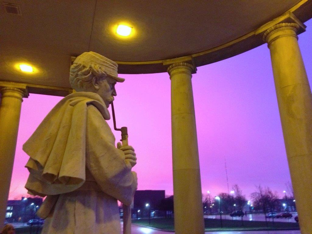 The sculpture as dawn arrives. (VA)